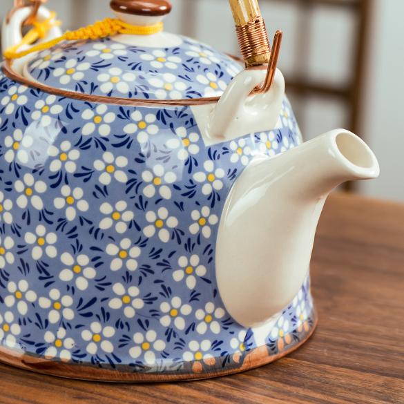 Teiera in ceramica fatta a mano