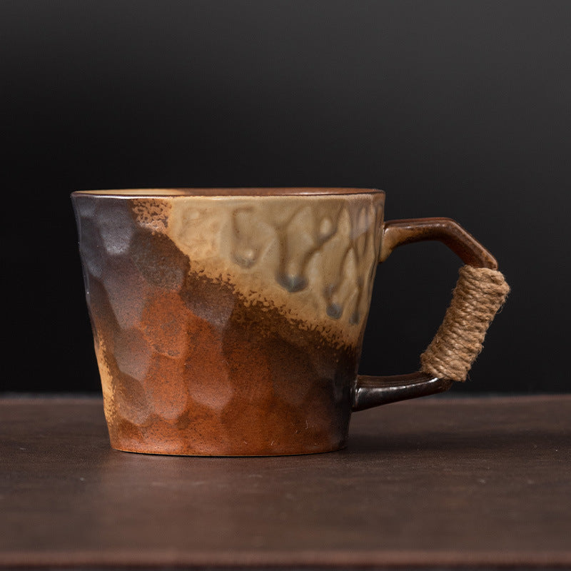 Tazza in ceramica fatta a mano marrone scuro