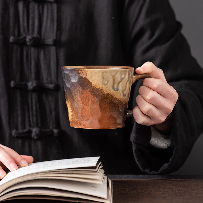 Tazza in ceramica fatta a mano marrone scuro