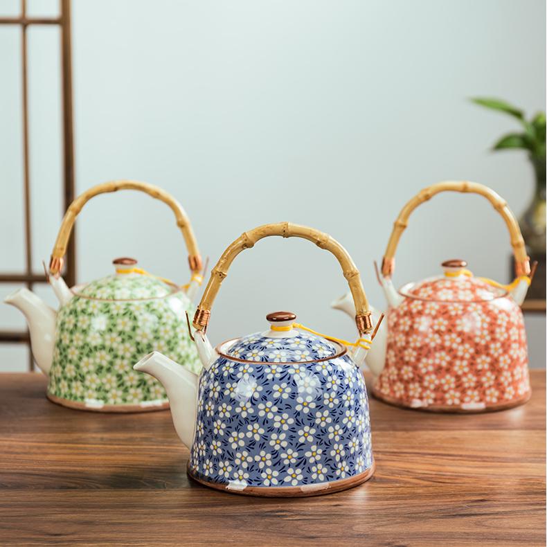 Teiera in ceramica fatta a mano
