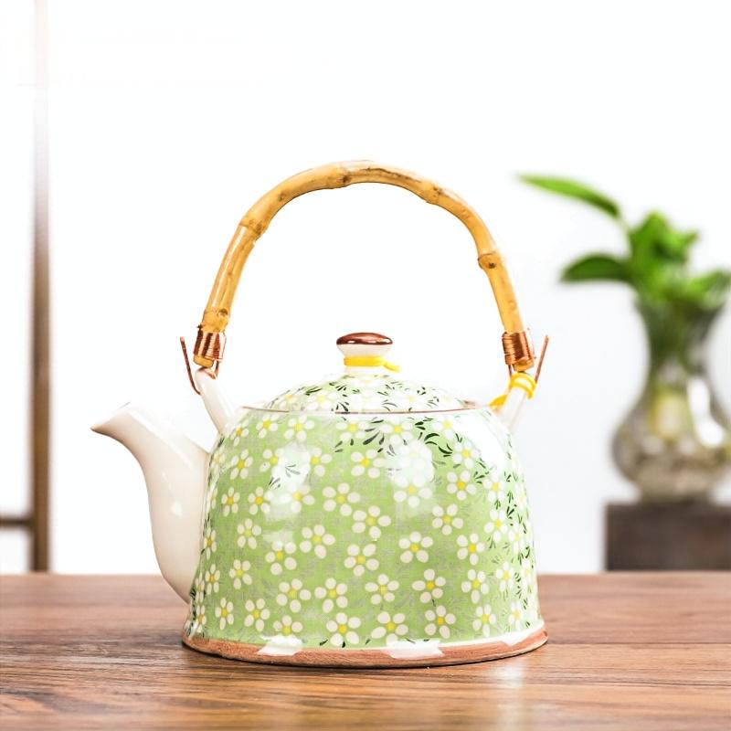 Teiera in ceramica fatta a mano
