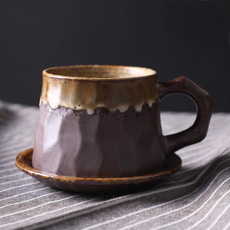 Vintage Ceramic Coffee Tasse und Untertasse (braun）