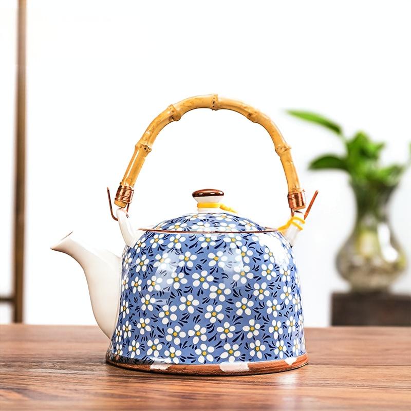 Teiera in ceramica fatta a mano