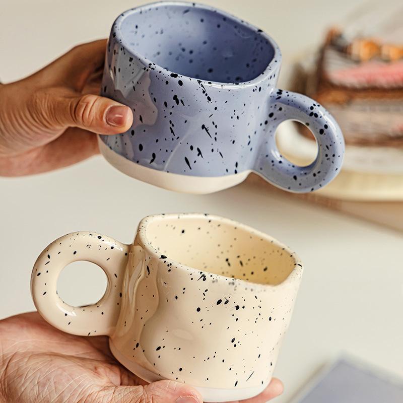 Blau gesprenkelte handgefertigte Becher