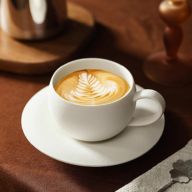 Tazza di caffè in ceramica bianca opaca