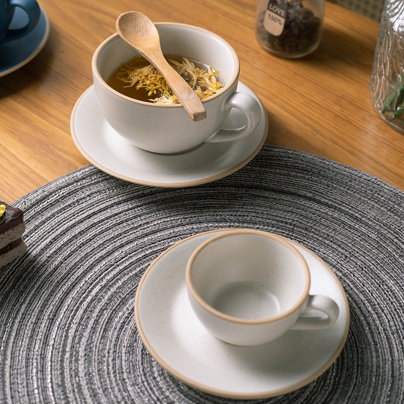 Tazza in ceramica di colore bianco