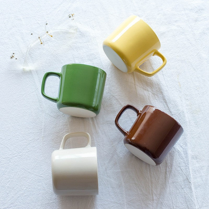 Tazza in ceramica marrone scuro