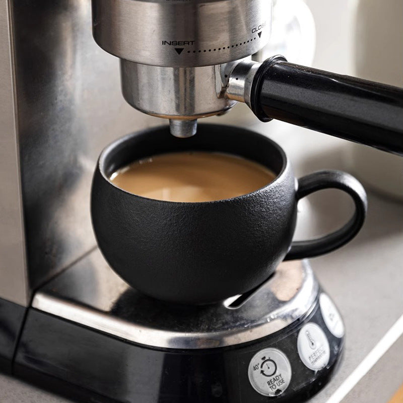 Matte schwarze Keramikkaffeetasse
