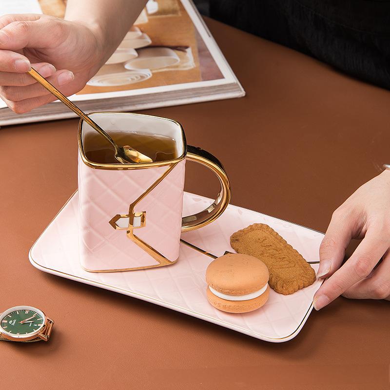 Tazza di caffè in ceramica ispirata a borse set rosa